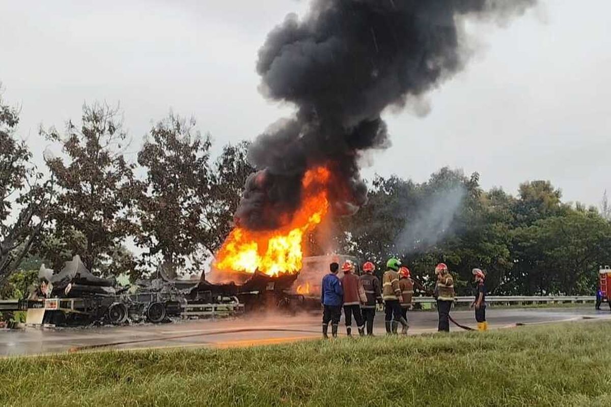 Kebakaran Truk Tangki Tol Cipali KM 185