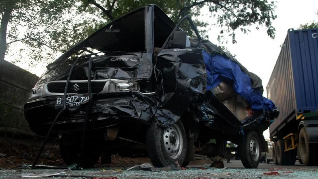 Tragedi Berdarah di Karawang: Truk Kontainer Timpa Sedan Hingga 3 Orang Tewas, Polisi Buru Sosok Pengarah Jalan
