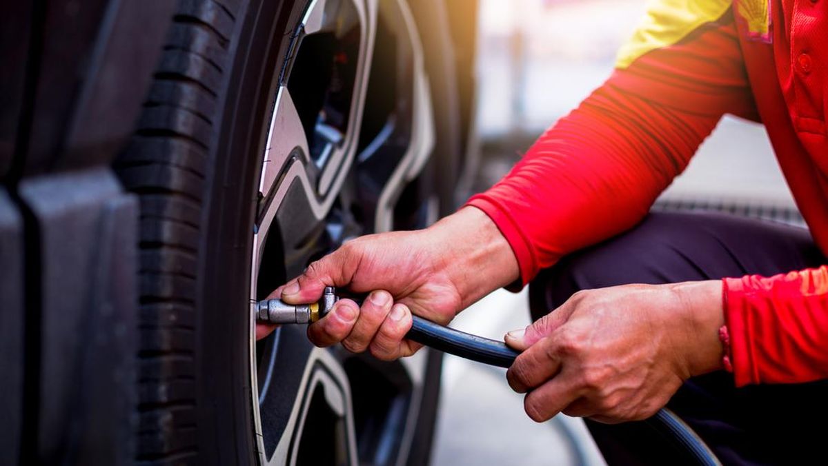 Polantas Bantu Pengemudi Pecah Ban Cipularang