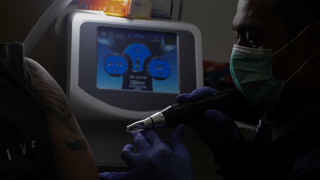 Ratusan warga penuhi Masjid Sunda Kelapa untuk program hapus tato gratis. Simak kisah inspiratif dan syarat mengikuti program hijrah