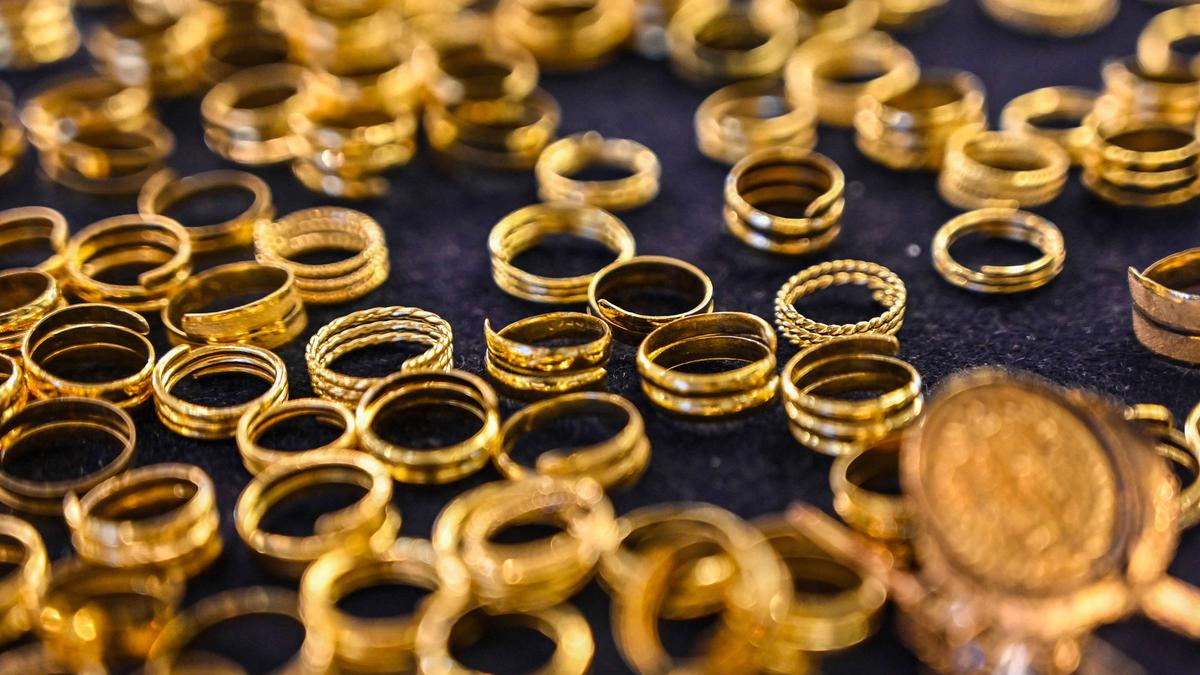 Cek harga emas perhiasan hari ini 23 Februari 2026. Harga emas melonjak tajam ke level tertinggi.