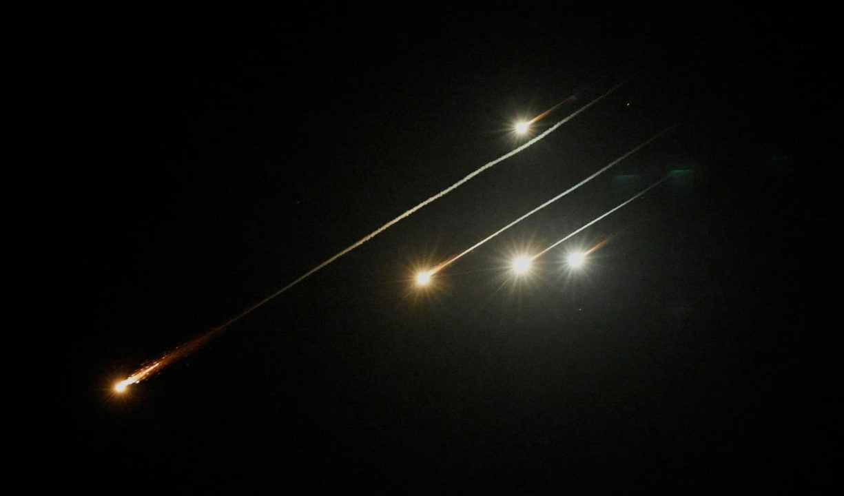 Eskalasi Puncak: Iran Tembakkan Rudal Pertama ke Israel Usai Mojtaba Khamenei Naik Takhta