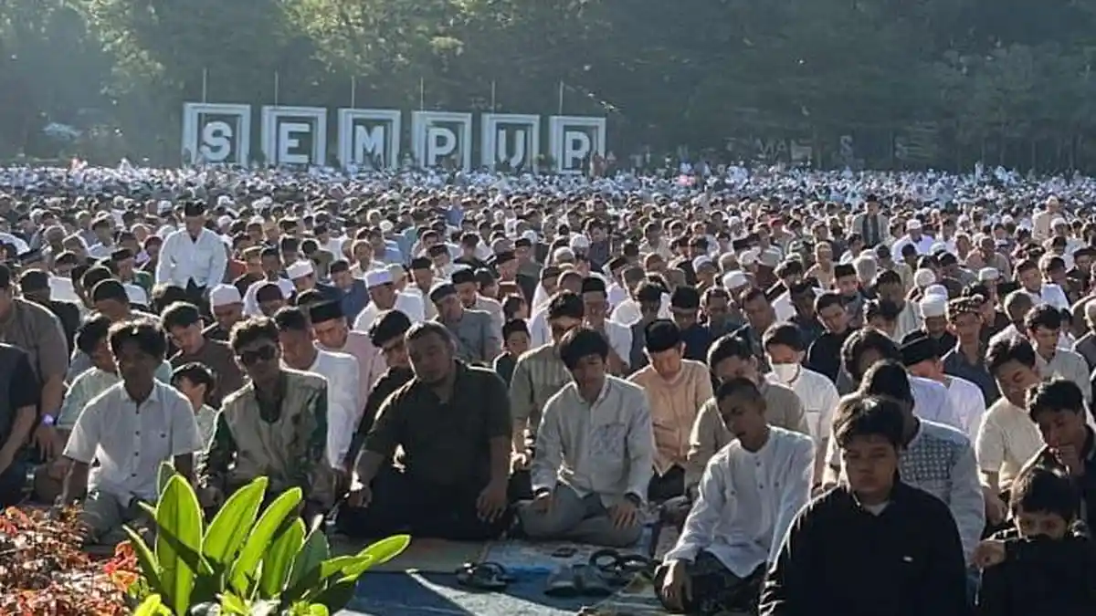 Lautan Putih! Ribuan Warga Muhammadiyah Salat Id di Lapangan Sempur Bogor