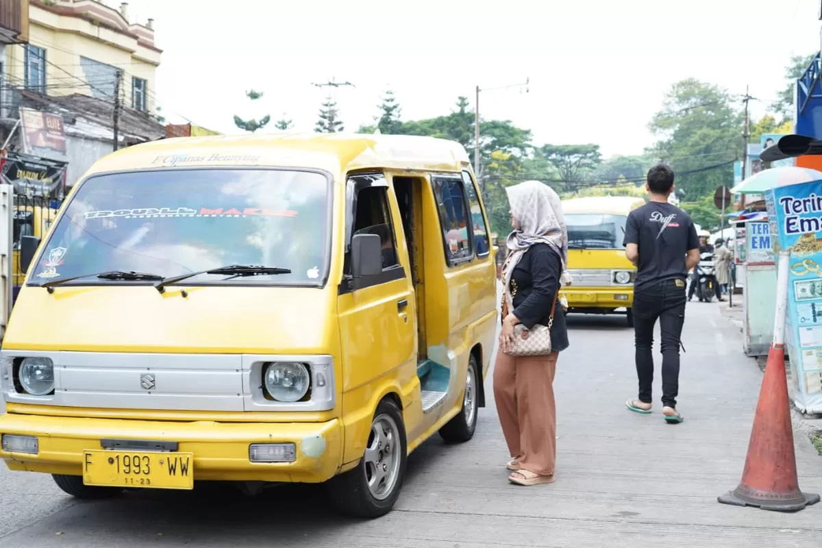 Sopir Angkot Cianjur Sweeping Taksi Gelap