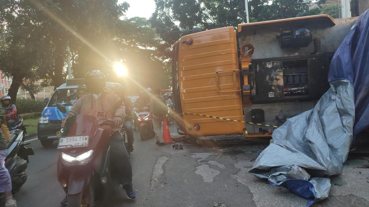 Truk Crane Terguling Tebet