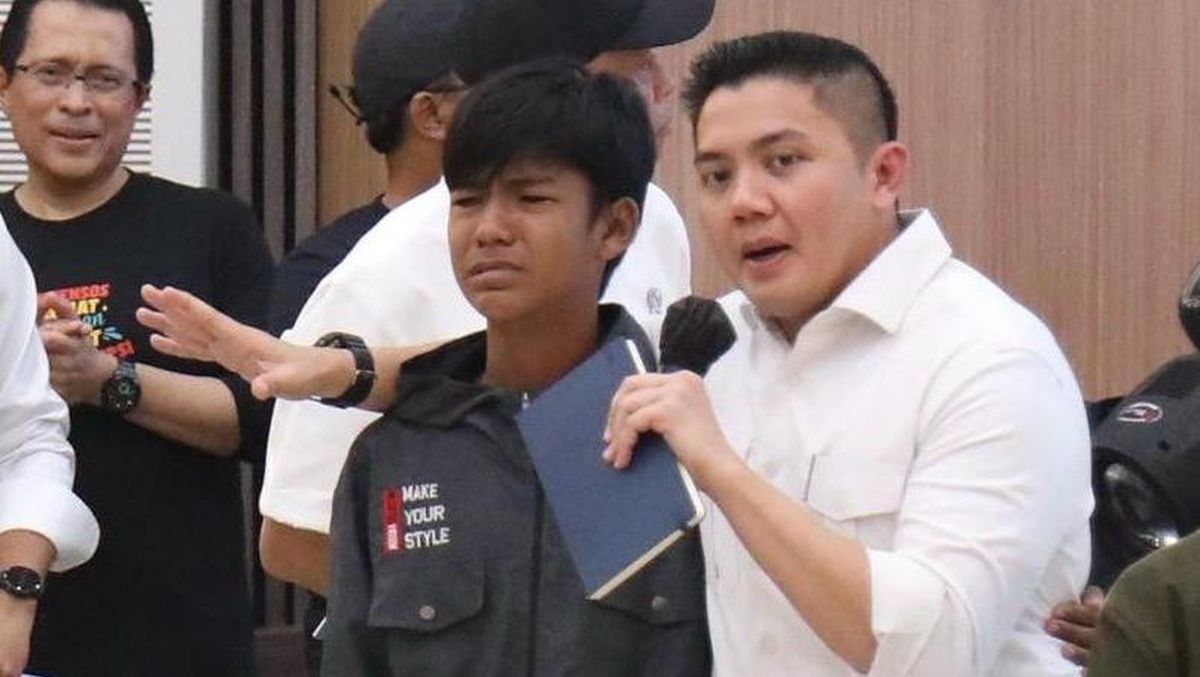 Al Menangis di Pelukan Seskab Teddy