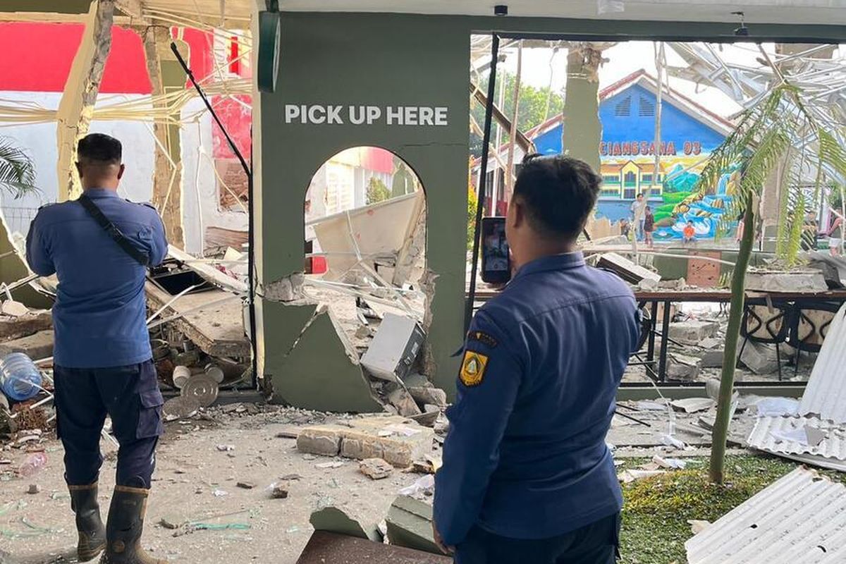 Dentuman Keras Guncang Gunung Putri: Ledakan Hebat Hancurkan Gedung Padel, Polisi Langsung Sterilkan Lokasi