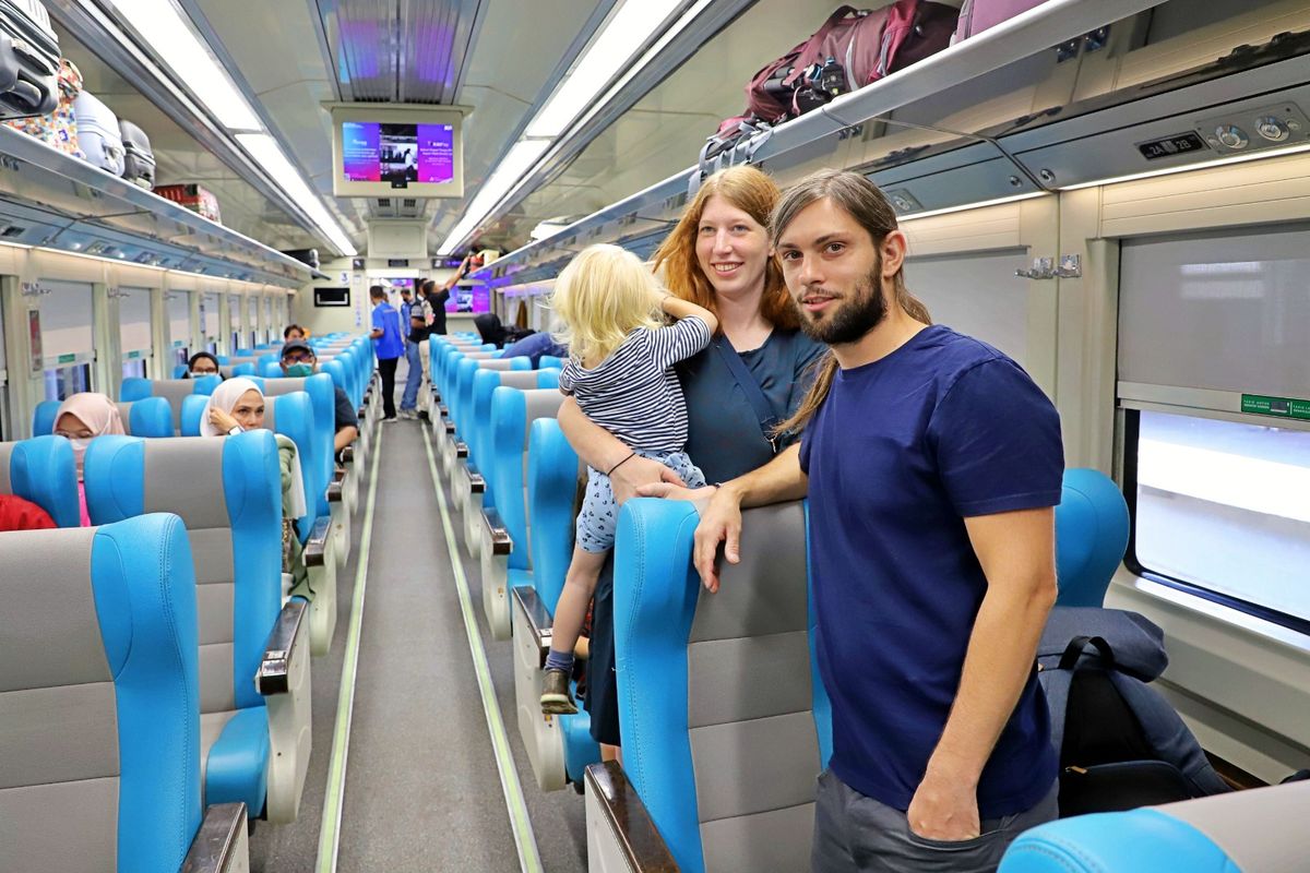 Turis Berkelahi di Kereta